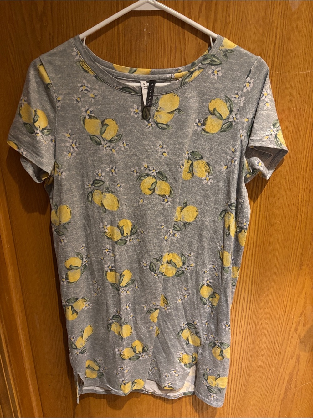 Jaclyn Intimates, short sleeve night gown
Gray with yellow lemons, small
